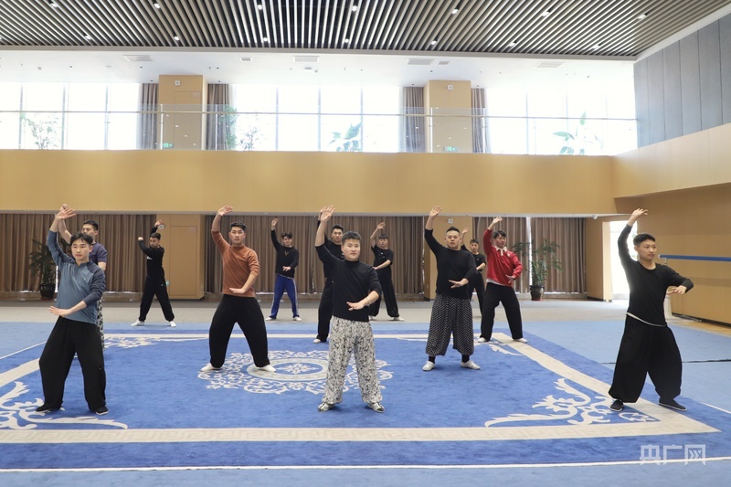 12月4日早晨,年轻秦腔演员练习基本功(央广网记者 陈锵 摄)