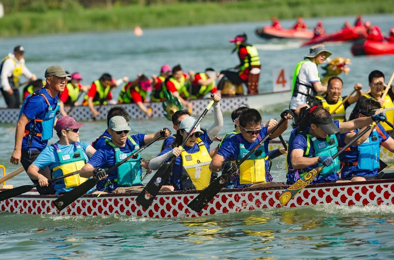 △2025年5月24日，河北雄安新区第二届全民健身大赛龙舟挑战赛，来自京津冀14支龙舟劲旅、近300名运动员在直道竞速中劈波斩浪。