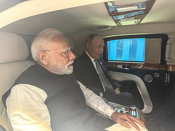 2025年上海合作组织峰会期间,印度总理莫迪乘坐俄罗斯总统普京的专车,一同前往双边会晤会场。 视觉中国