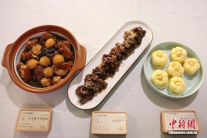 中医夜市上展出的“药膳菜肴”。 熊锦阳 摄