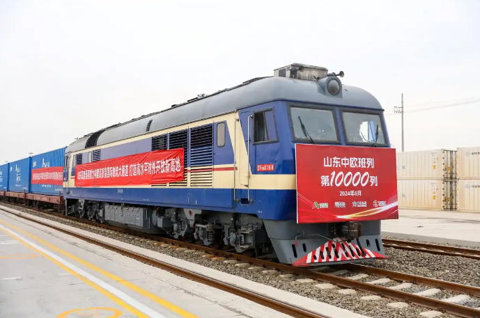 山东中欧班列从济南董家镇站驶出。图片来源：新华社