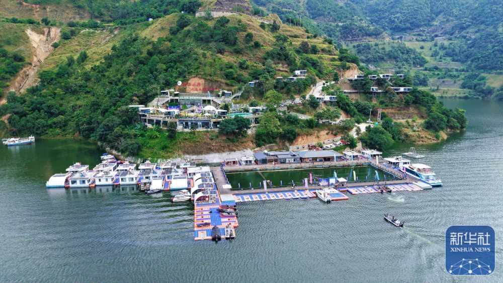 ↑ 这&#2615910&#2637631日拍摄的集水上钓棚、太空舱民宿、书屋、咖啡屋、餐厅等配套设施于一体的“云上小湾”休闲园（无人机照片）。