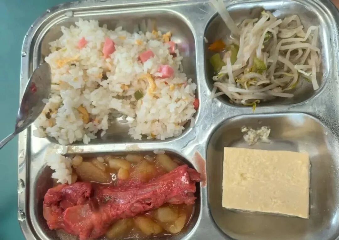 上海某小學學生午餐餐食