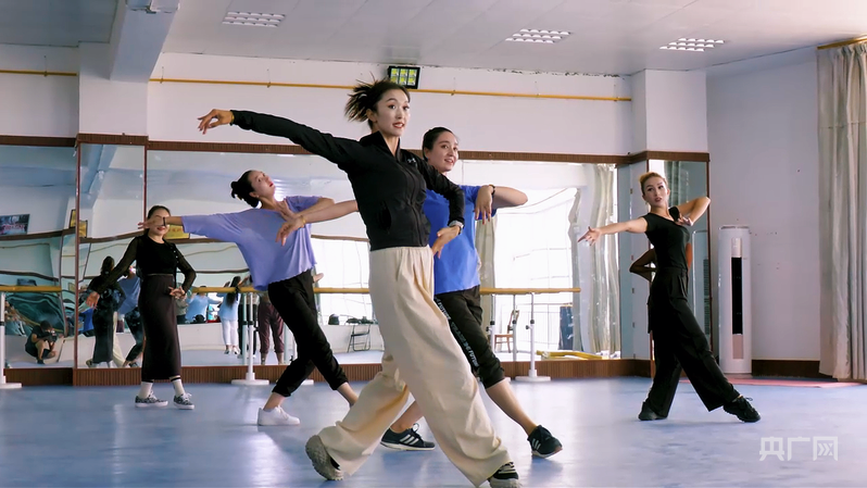 图尔荪阿依&middot;萨拉马提正进行《玛纳斯》歌舞剧排练（央广网发 谢智 摄）