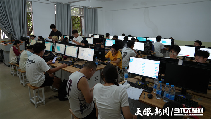 学生和家长正在榕江县第一中学机房内填报志愿.jpg