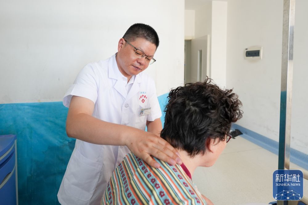 ↑ 在新疆伊犁哈萨克自治州中医医院，江苏援疆医生张仕兵（左）为患者检查身体（2025年7月6日摄）。新华社记者 徐宏岩 摄