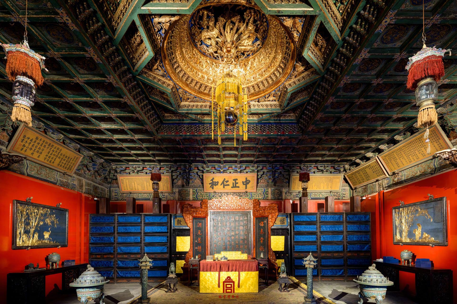 2015年,养心殿研究性保护项目启动,经过为期10年的系统性修缮保护,有效解决了建筑瓦顶、墙体、油饰等方面存在的问题,恢复并延续了养心殿区域的健康状态,改善了室内文物的保存环境。(来源:故宫博物院)