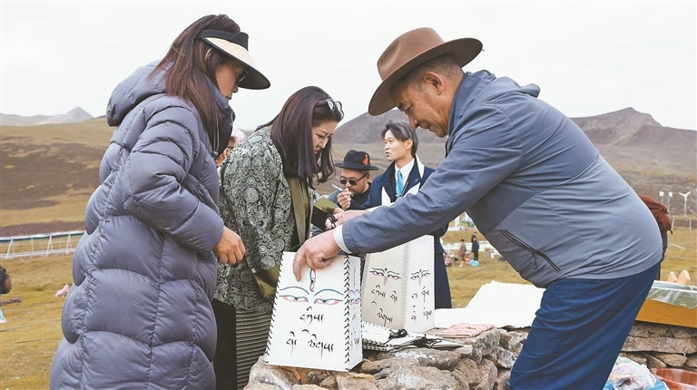 图为阿旺曲央制作的藏纸文创产品，凭借特色设计深受大众喜爱。