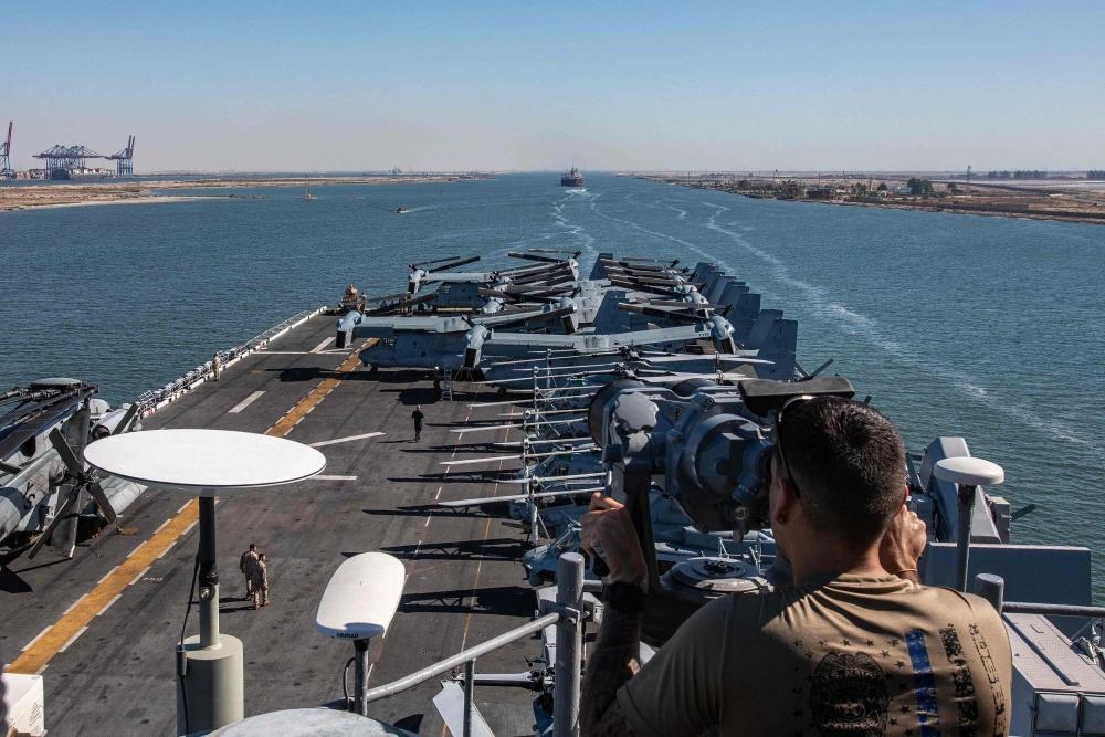美国海军“巴丹”号两栖攻击舰通过苏伊士运河