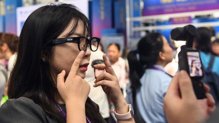 2025年9月17日，在广西南宁国际会展中心，参观者在体验AI眼镜。新华社记者 周汀鹭 摄