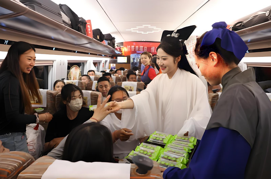 在G520次列车上,乘务员化身白娘子、许仙等经典角色与旅客热情互动,以古风雅韵开启文化之旅。