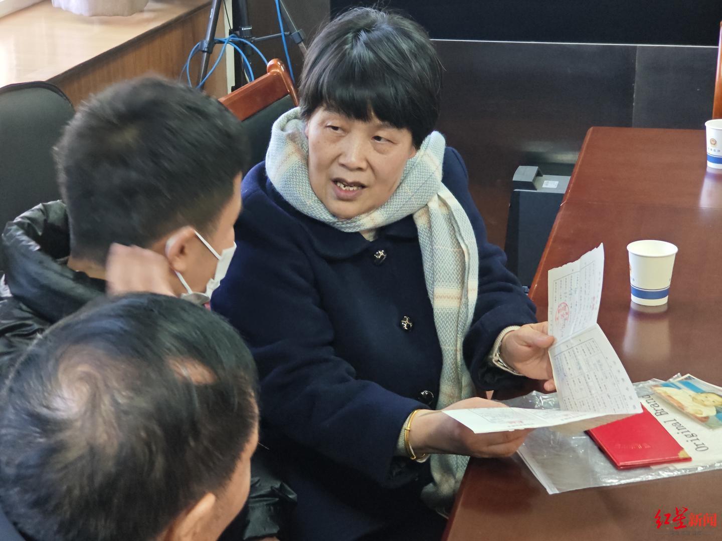 ▲李翠红给小宇展示他的出生证