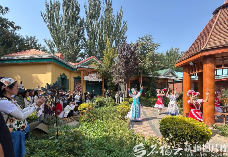 9月8日，六星街里一段俄罗斯舞蹈吸引了不少游客拍照、拍视频。石榴云/新疆日报记者 宋卫国 摄