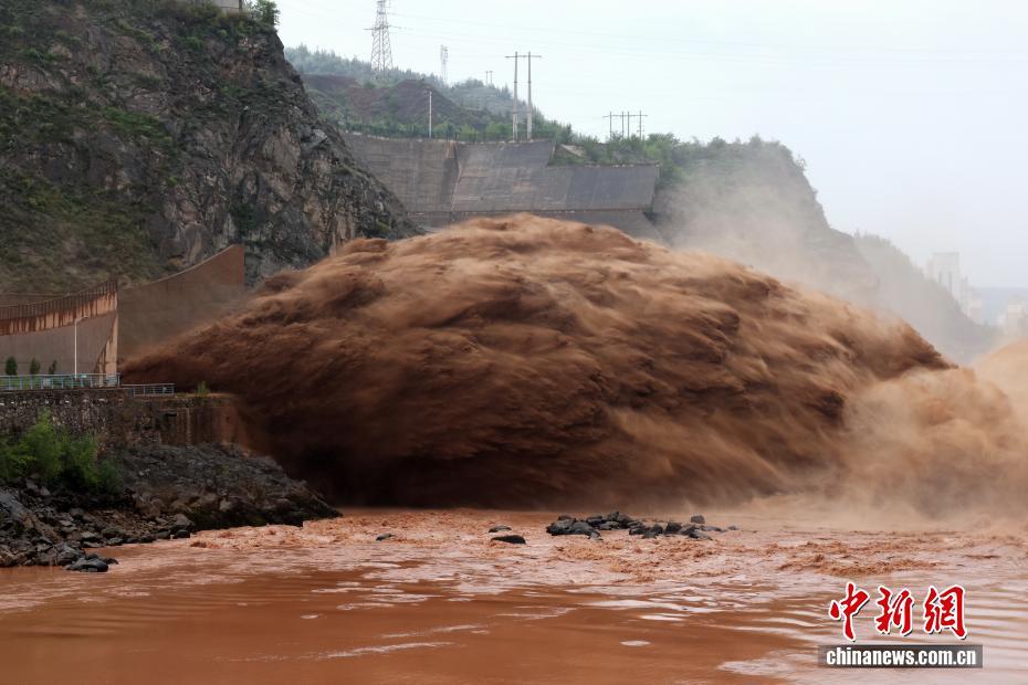 图为航拍刘家峡电厂开启“异重流”排沙作业 侯齐 摄