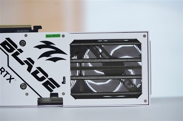 全白色刃式装甲!影驰RTX 5070 Ti圣刃图赏