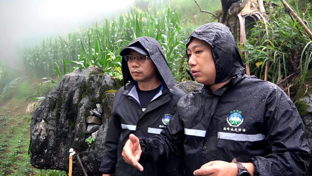 6月19日，湖北省城市地质工程院专家在鹤峰县一组地灾滑坡治理点进行现场巡查。新华社发