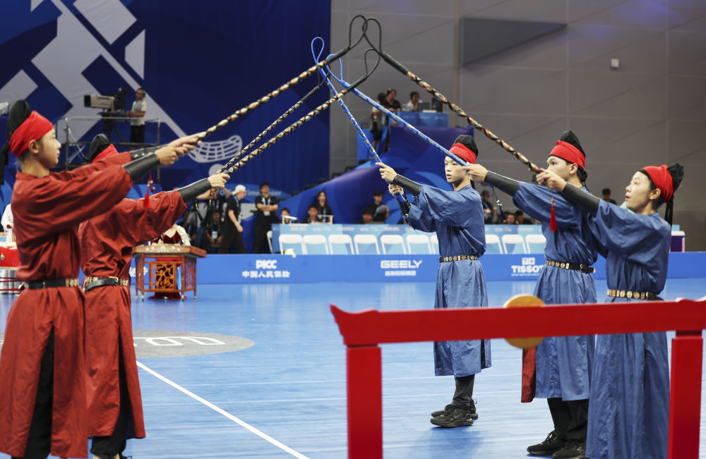 ↑这是8月6日在成都世运会软式曲棍球女子A组预赛前拍摄的步打球表演。