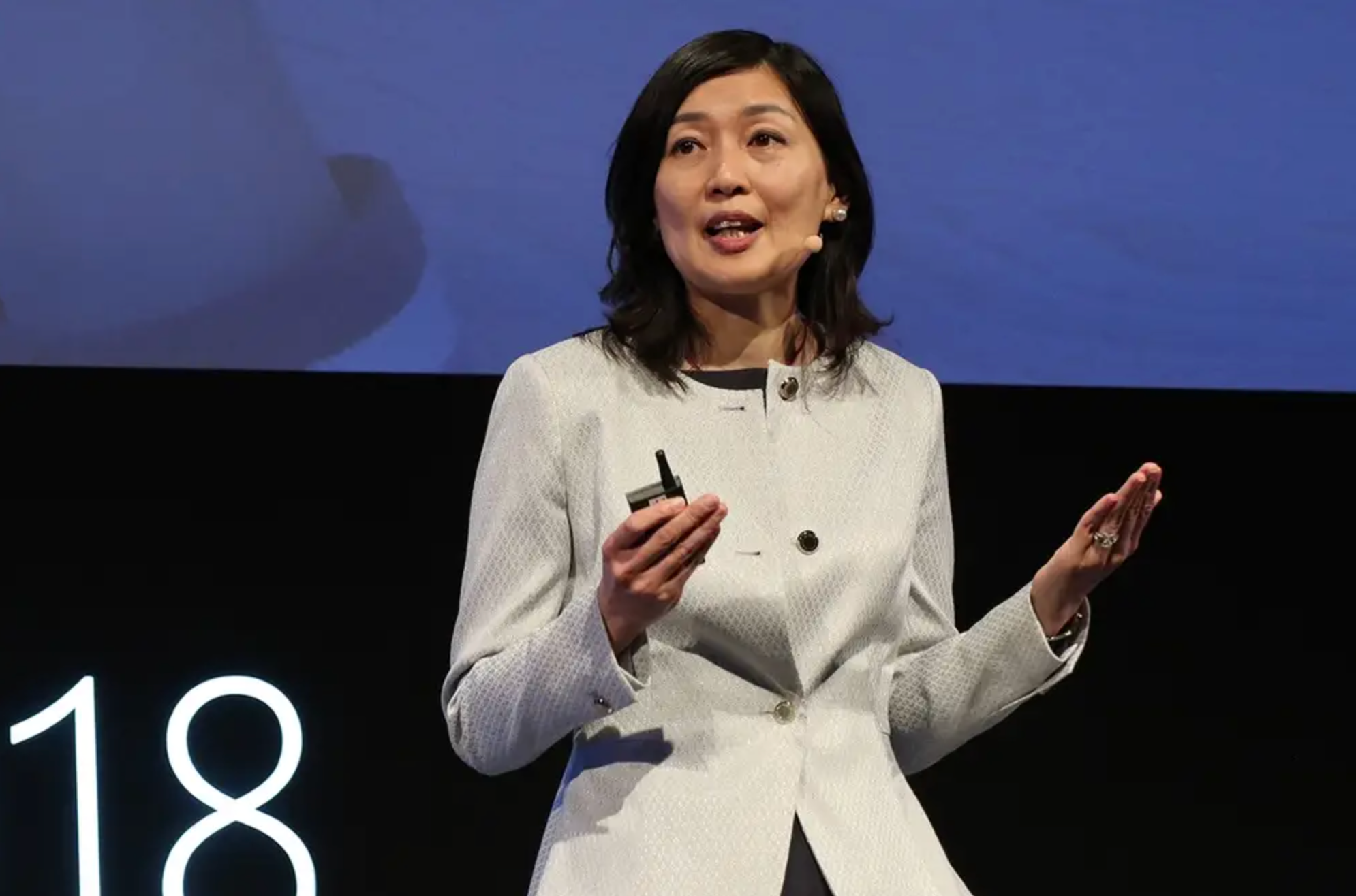 微软再裁 9000 人,白领大屠杀来袭:不用 AI 要被裁,用了 AI 也被裁