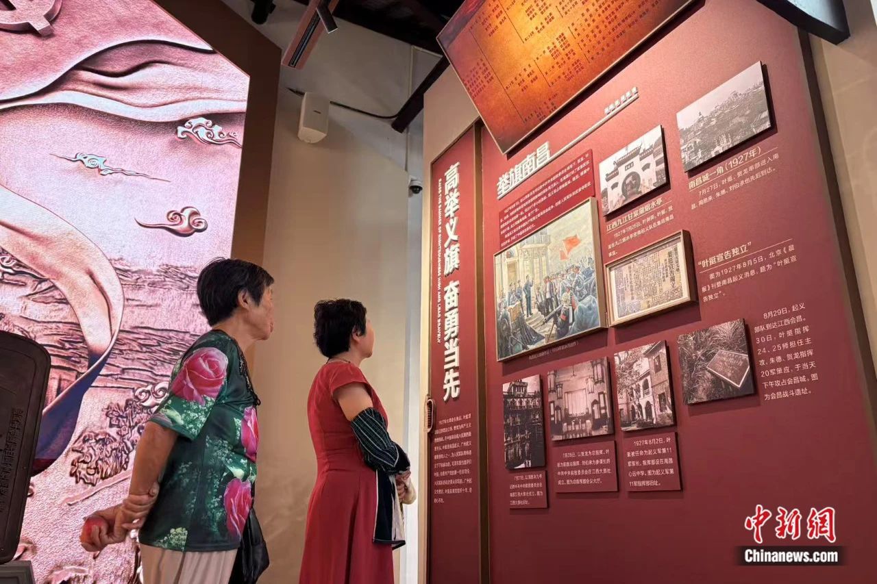 游客在新四军军部旧址(司令部)参观。付敏 摄