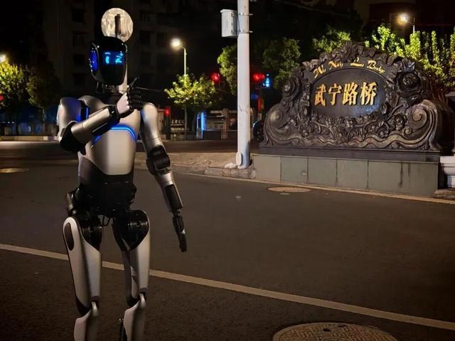 智元远征A2机器人在上海武宁路桥