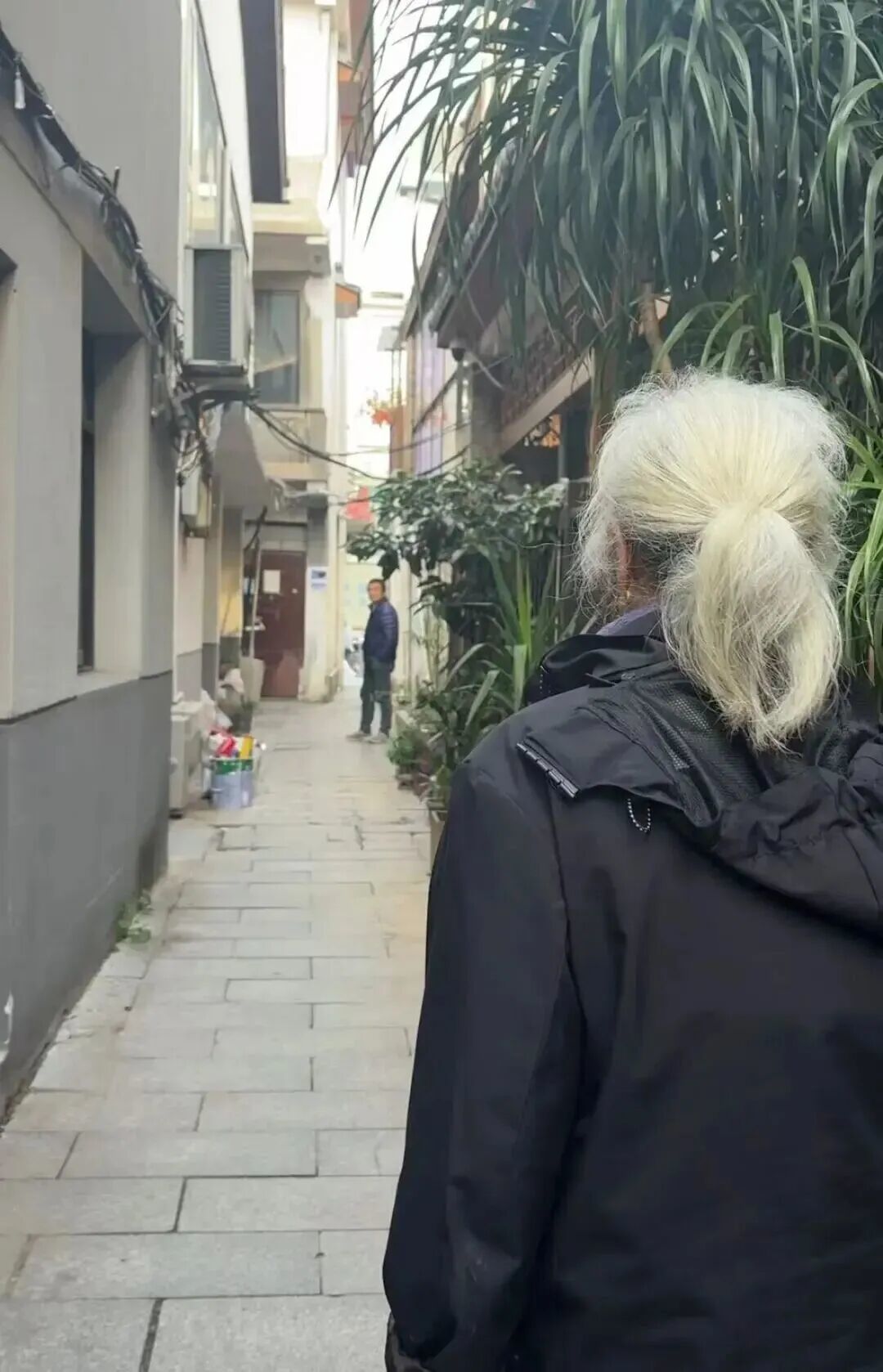 盲人老太求带路被质疑是“人贩子”,拍摄者发文道歉