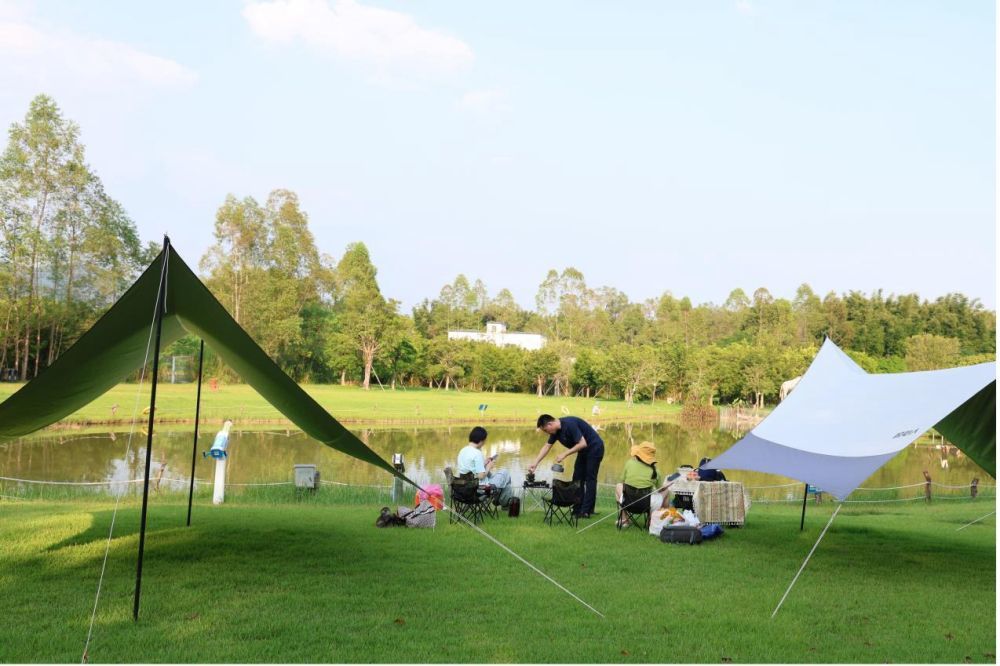 国庆中秋假期，广州的游客在天幕旁享受露营时光。新华社记者钟焯 摄