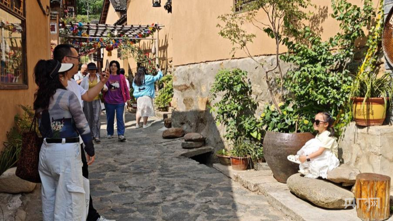 游客在田铺大塆游玩拍照（央广网发 余俊 摄）