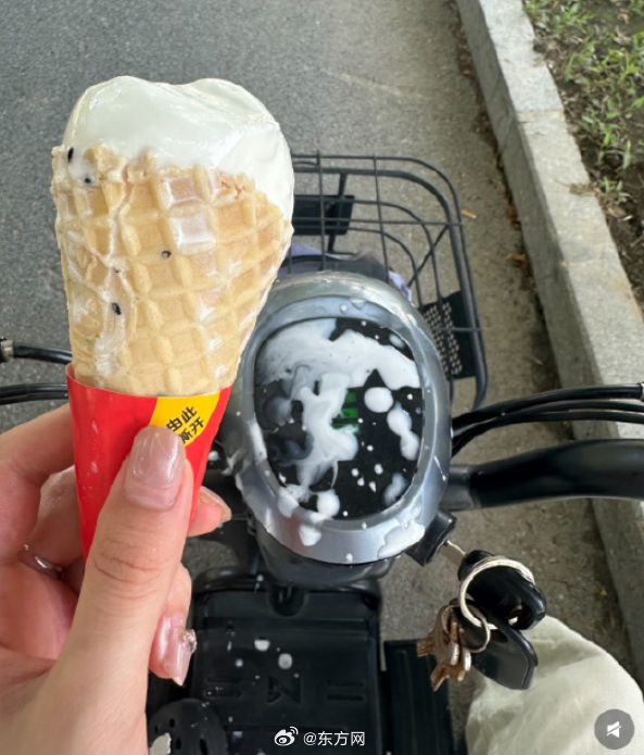 【#专家分析冰淇淋化得快原因##蜜雪冰城客服回应冰淇淋融化快#】随着