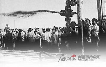 1955年10月29日,克拉玛依一号井喷出工业油流。新疆油田供图