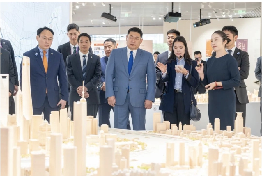 图为去年蒙古国总理奥云额尔登(中)参观上海城市规划展示馆。