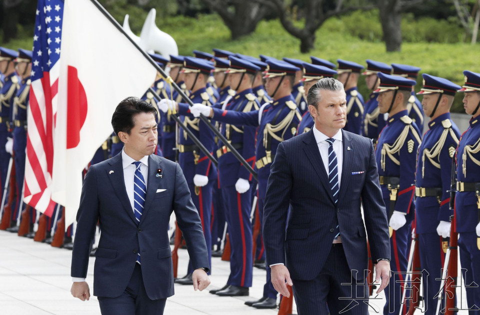 赫格塞思和小泉进次郎接受仪仗队行荣誉礼 共同社