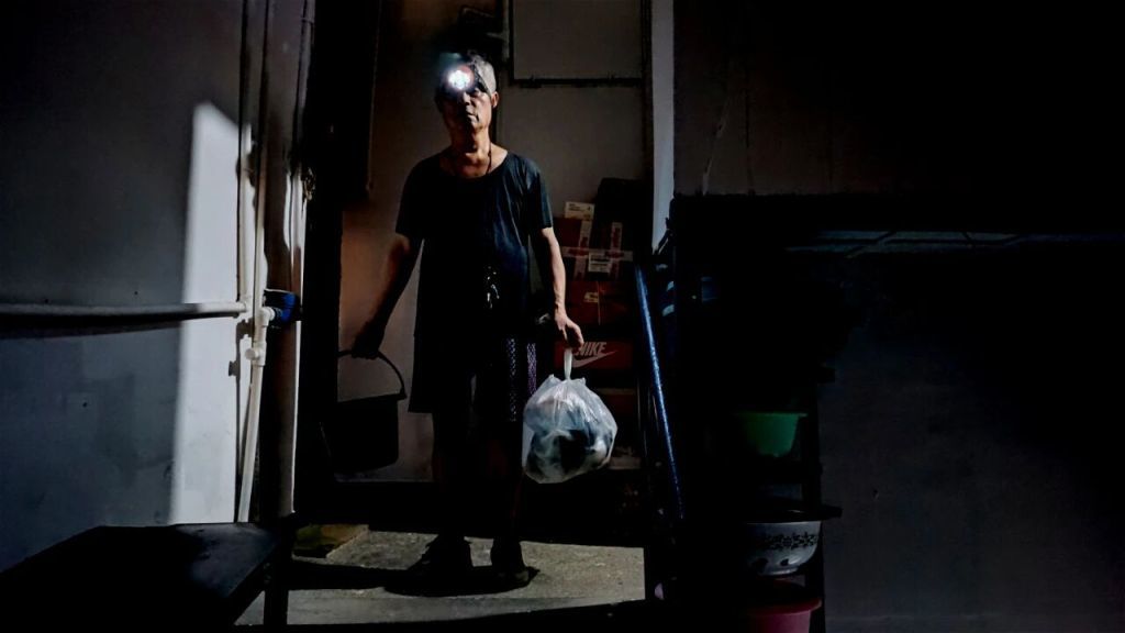 过去楼道里一度没有灯,周密要头顶矿灯去倒马桶。受访者供图