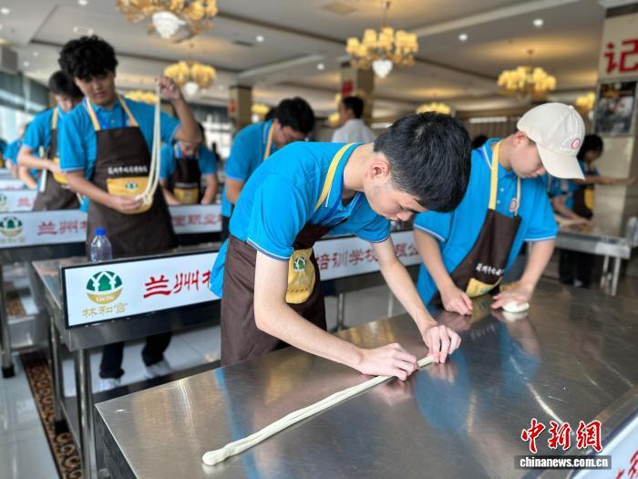 图为港青体验兰州牛肉面拉面过程 王牧雨 摄
