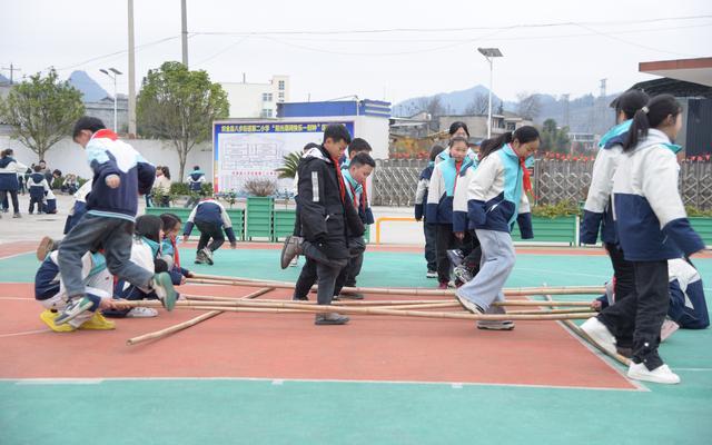 2月26日，贵州省毕节市织金县八步街道第二小学的学生在大课间跳竹竿舞。新华社记者　郑明鸿　摄