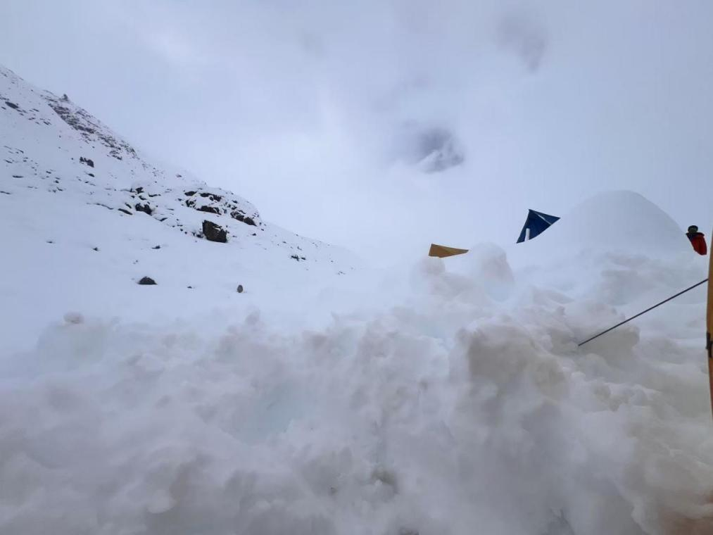 晓乌措营地,帐篷外积雪已深 董书畅供图