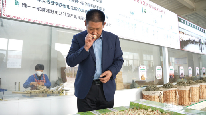 查洪付正在生产车间查验艾草产品