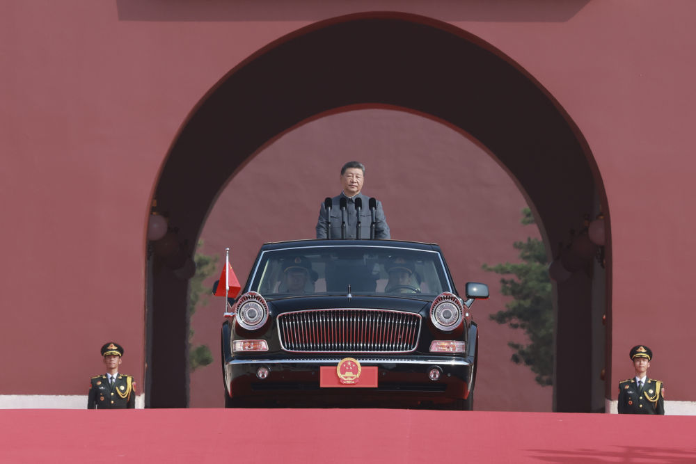 9月3日，纪念中国人民抗日战争暨世界反法西斯战争胜利80周年大会在北京天安门广场隆重举行。中共中央总书记、国家主席、中央军委主席习近平发表重要讲话并检阅受阅部队。这是习近平乘检阅车，经过金水桥，驶上长安街。新华社记者 王晔 摄
