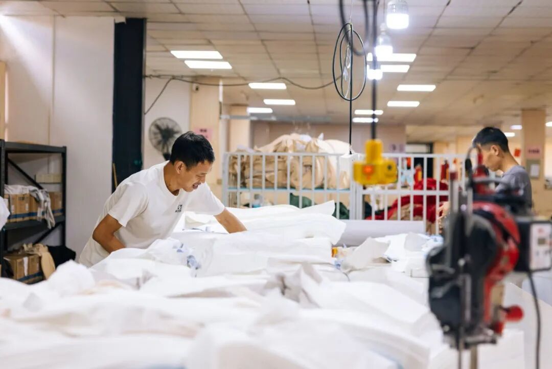 服装厂工人们正在工作 / 南风窗记者 郭嘉亮 摄