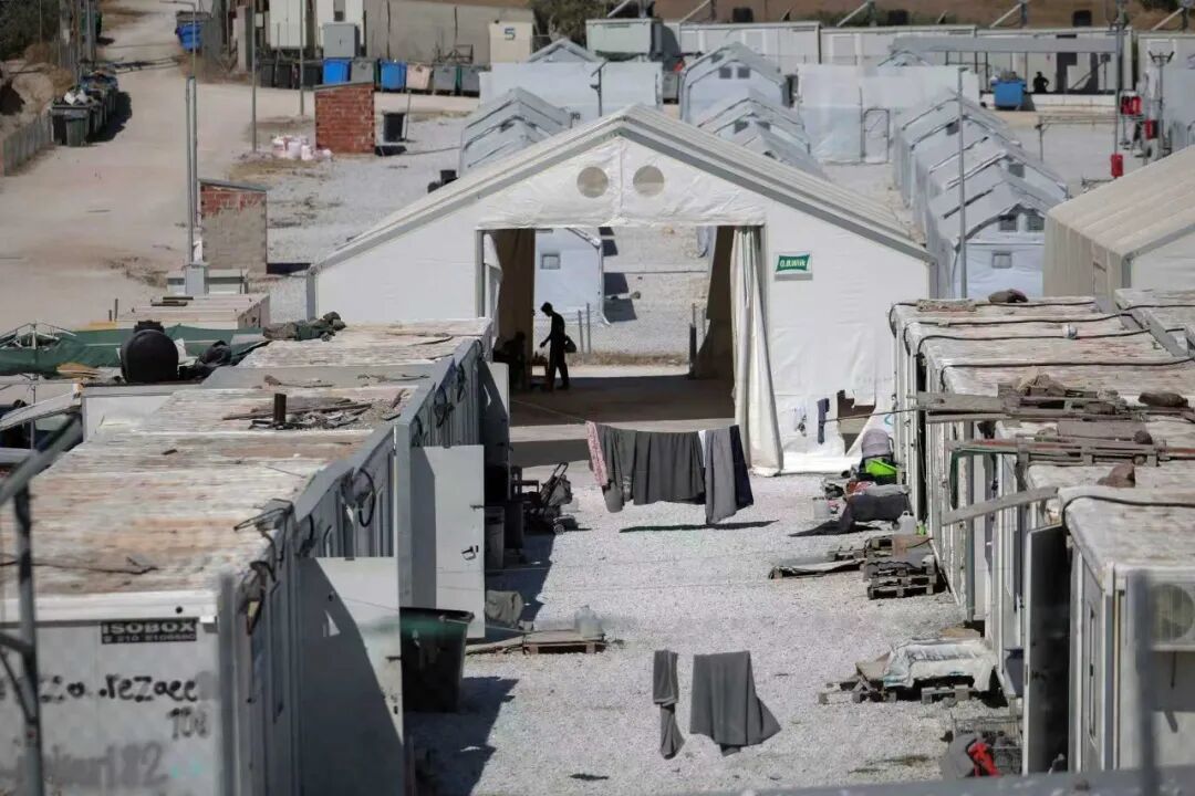 ◆2025年6月27日,希腊莱斯博斯岛上的卡拉特佩临时难民营,一名难民在帐篷里。