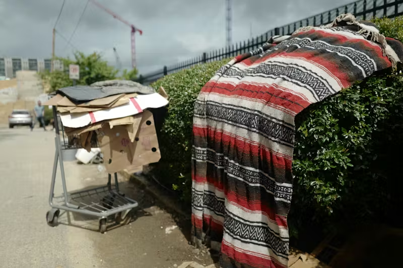 ▲美国亚特兰大妇女儿童日间庇护所外的无家可归者营地,是全市众多此类营地之一