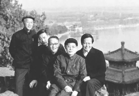 杨振宁(右一)邓稼先(左二)北京游览旧照