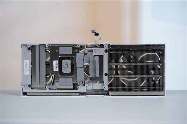 全白色刃式装甲!影驰RTX 5070 Ti圣刃图赏