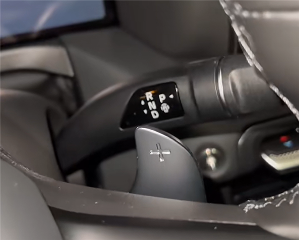 国产硬派网红越野车 全新坦克300实车曝光:备受好评的档杆被砍