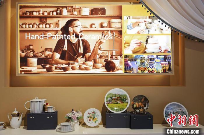 5月20日，位于宁波的中东欧国家特色商品常年馆展出波兰艺术陶瓷商品。(中国—中东欧国家博览会执委会 供图)