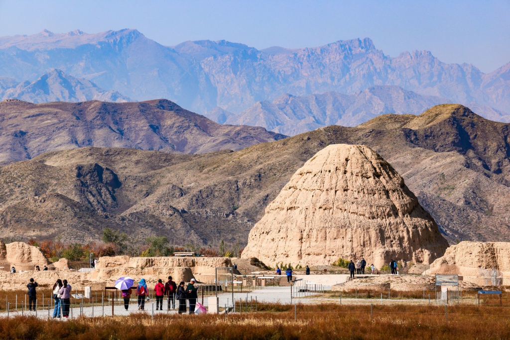 今年10月，申遗成功后的西夏陵游人不断。人民画报 图