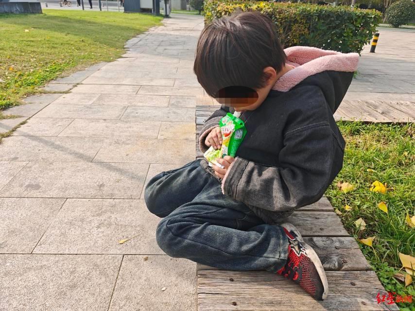 玥玥已经穿上运动鞋(图源:红星新闻)