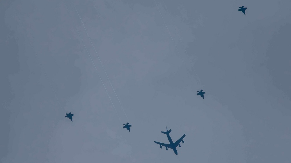 地面拍摄到的KC-135和F-35飞行编队