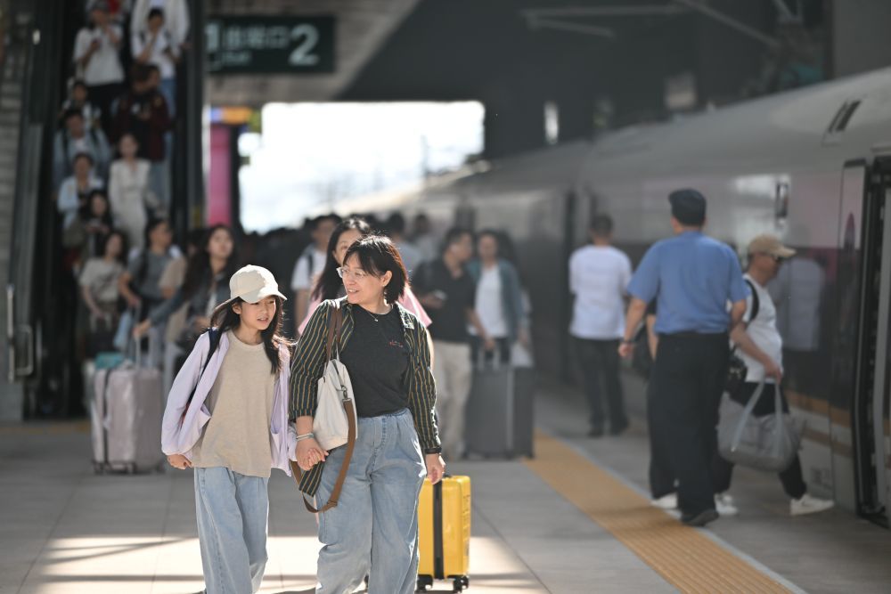 10月1日,旅客在天津站准备乘车。新华社记者 李然 摄