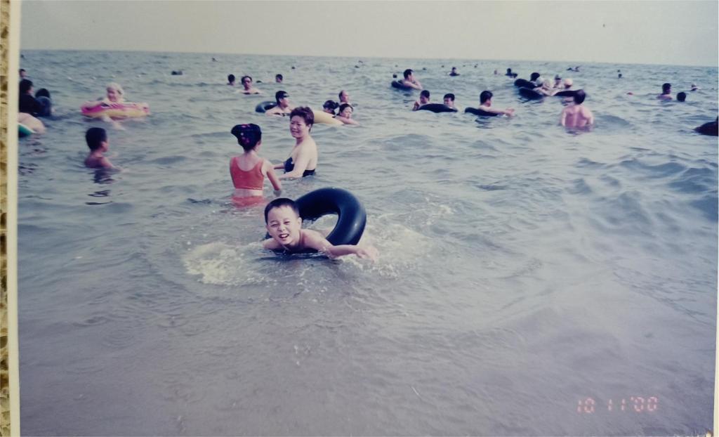 于志瀛小时候在海里游泳。