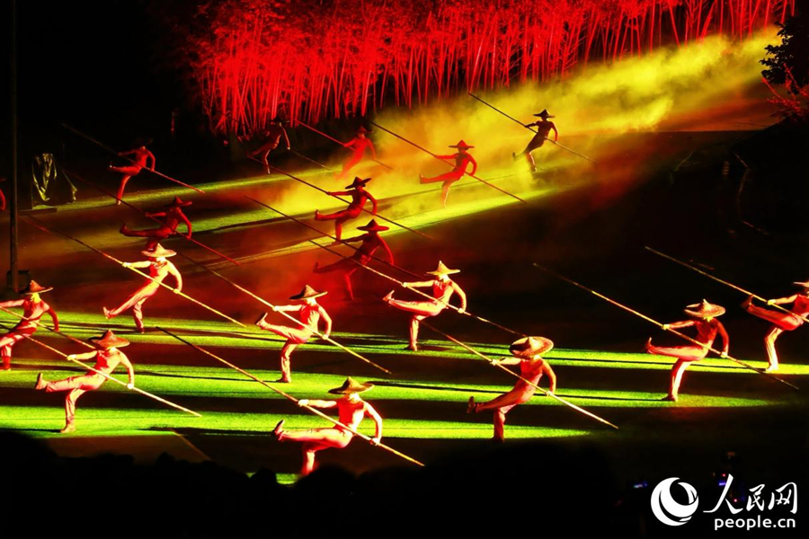 “船夫撑篙划过碧水”演绎现场。人民网 李唯一摄